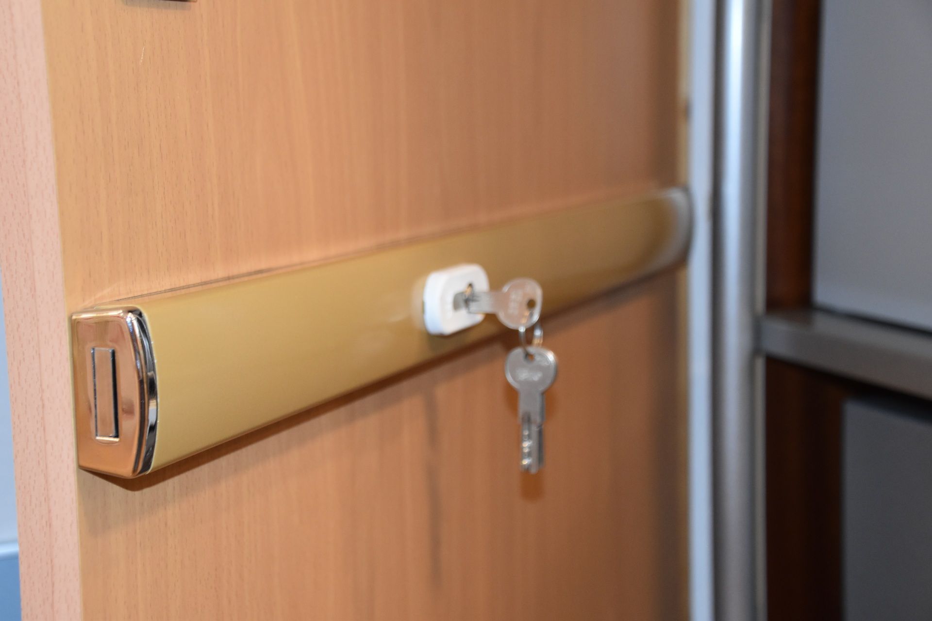 Detailaufnahme eines Schlüssels, der in einem Schloss steckt