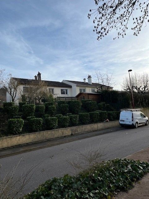 Résultat de la taille de haies le long d'une voie routière avec la présence de notre utilitaire