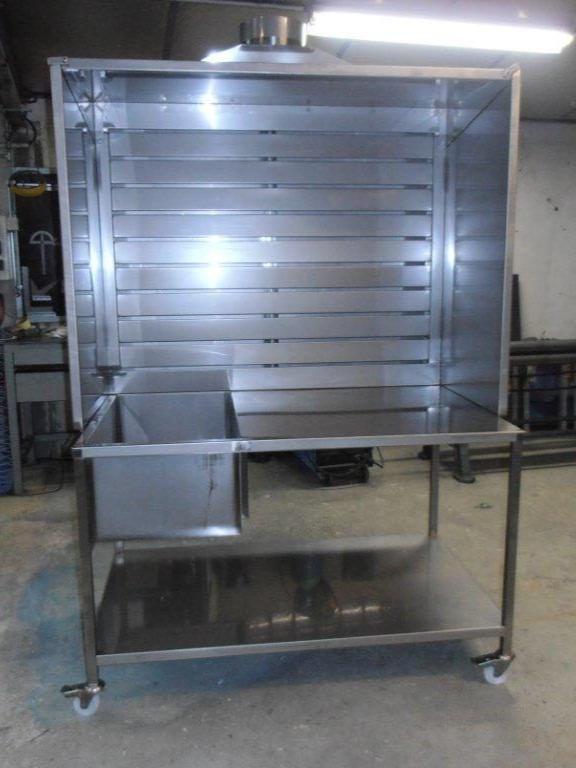 Chauffe-plats commercial en acier inoxydable sur roulettes avec plusieurs étagères et un bain-marie.