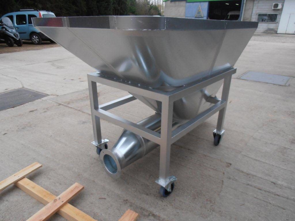 Trémie en acier inoxydable sur châssis à roulettes avec sortie conique ; extérieur.