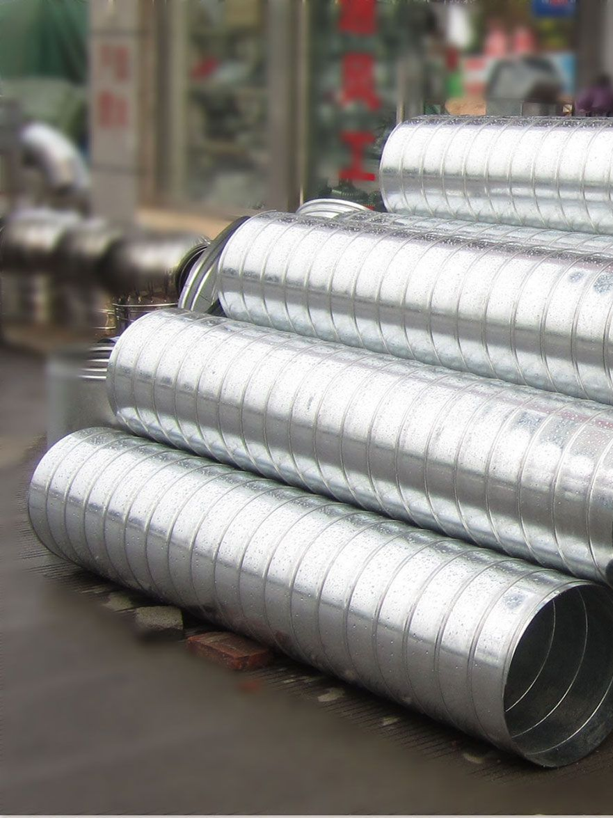 Conduits spiralés en métal galvanisé empilés à l'extérieur.