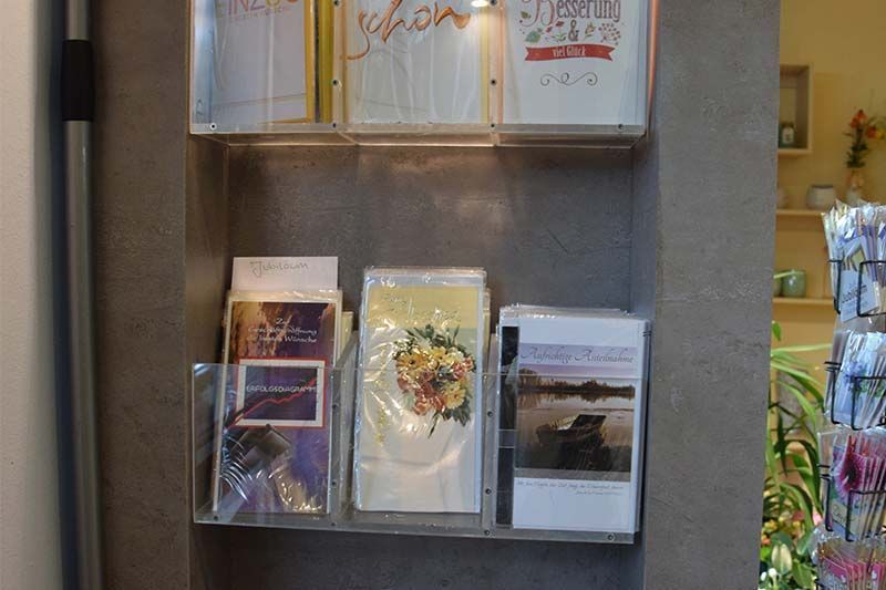 Eine Auswahl an Grußkarten, darunter eine mit der Aufschrift 