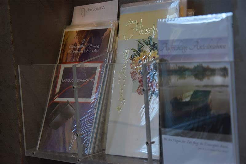 Eine Auswahl an Grußkarten, darunter eine mit der Aufschrift „Unsere Liebe“