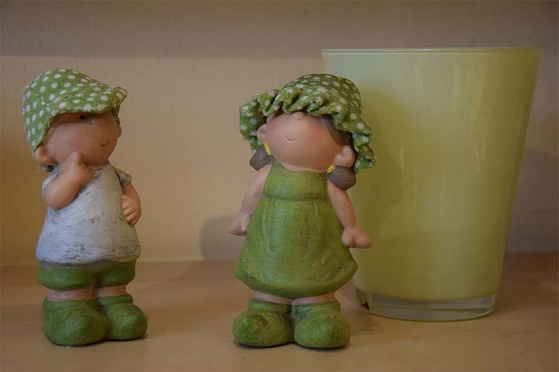 Eine Jungen- und eine Mädchenfigur, die nebeneinander stehen