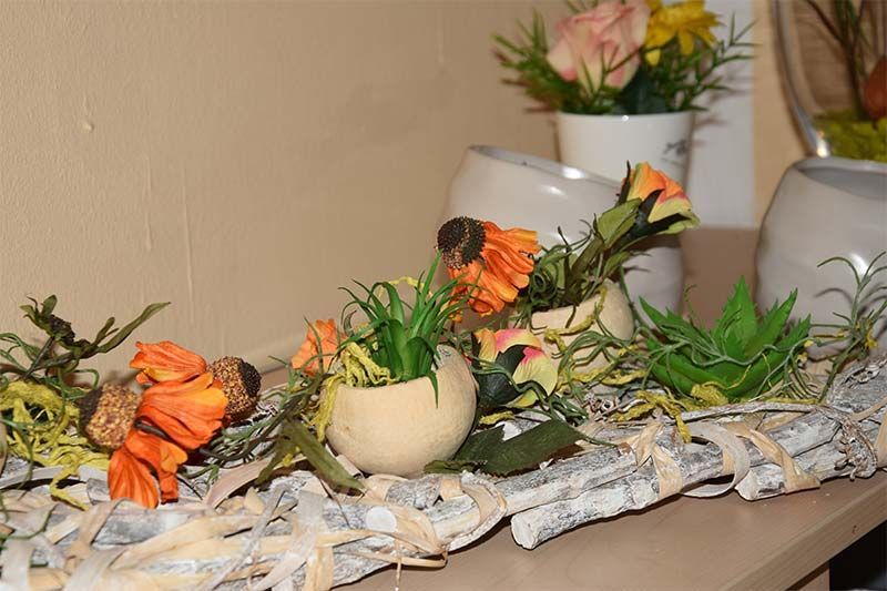 Ein Strauß Blumen steht auf einem Tisch