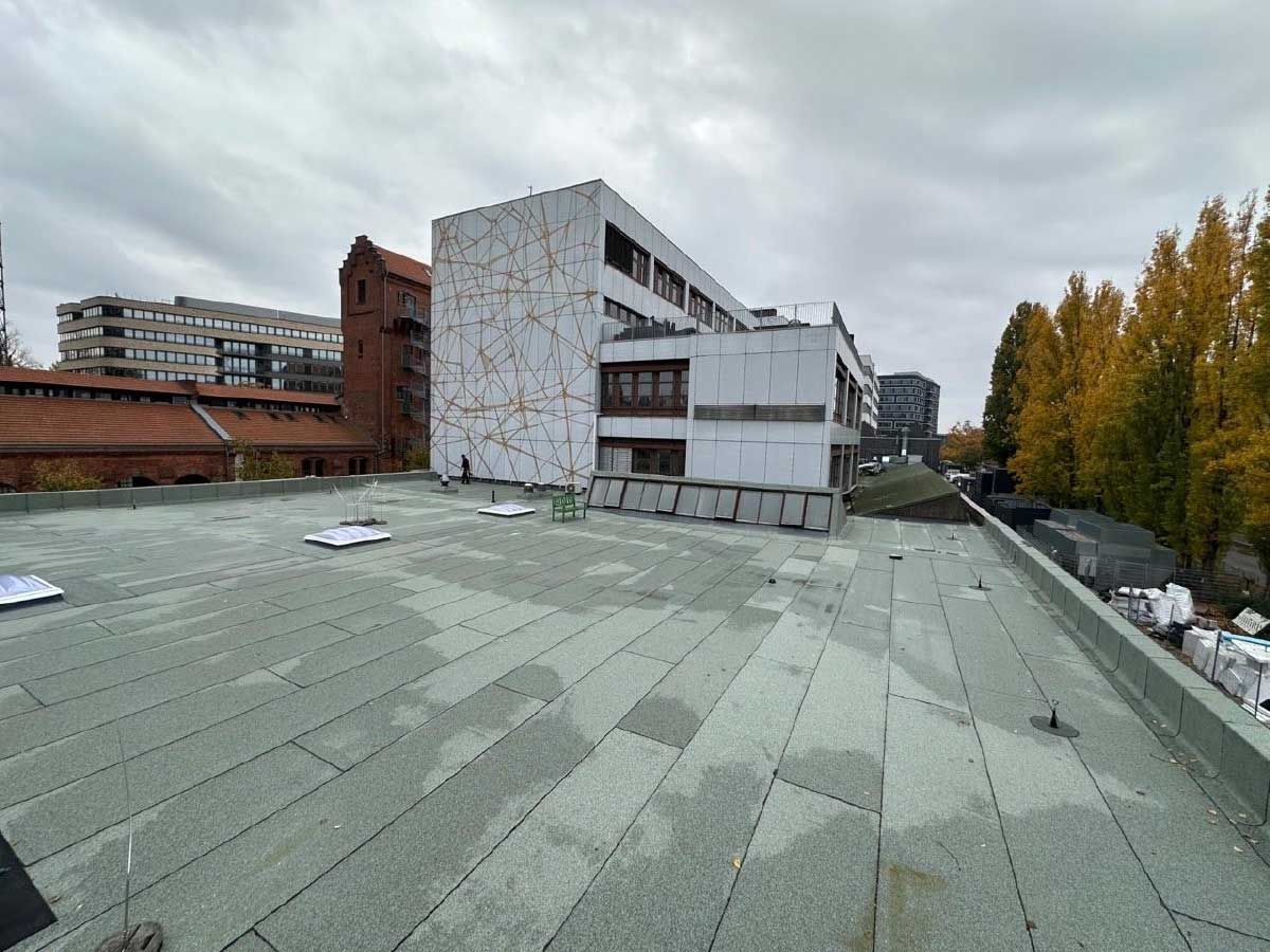 Ein großes Gebäude mit einem mit Schindeln gedeckten Dach.