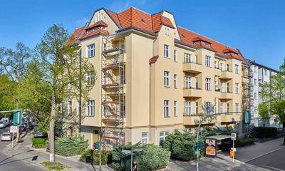 Auf dem Dach eines Hauses mit rotem Ziegeldach befindet sich ein Balkon.