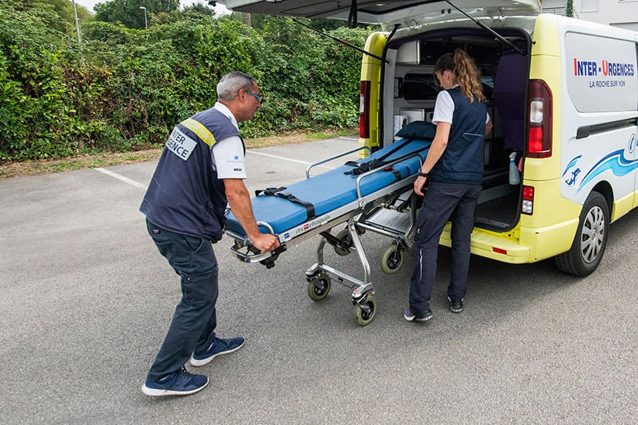 Épaule en gros plan d'un conducteur d'ambulance Inter-Urgences