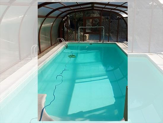 Una imagen de una piscina bajo un dosel.