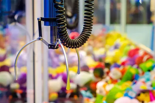 Un primer plano de una máquina de garras en una máquina de garras llena de animales de peluche.
