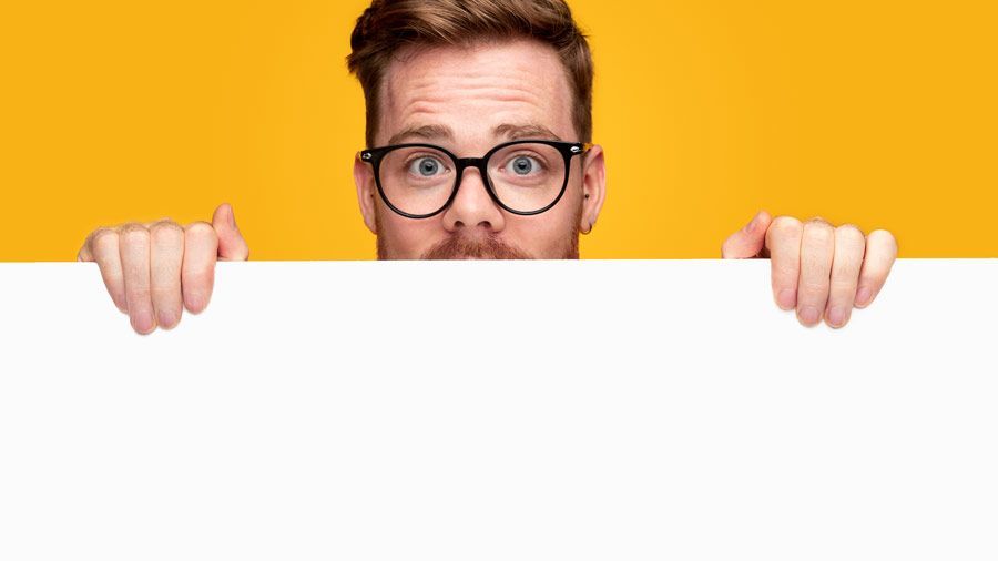 Homme tenant une banderole publicitaire