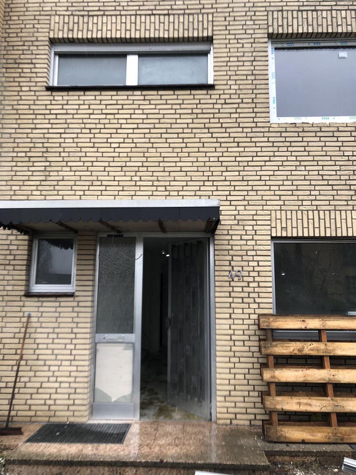 Ein Backsteingebäude mit einer Holzpalette davor