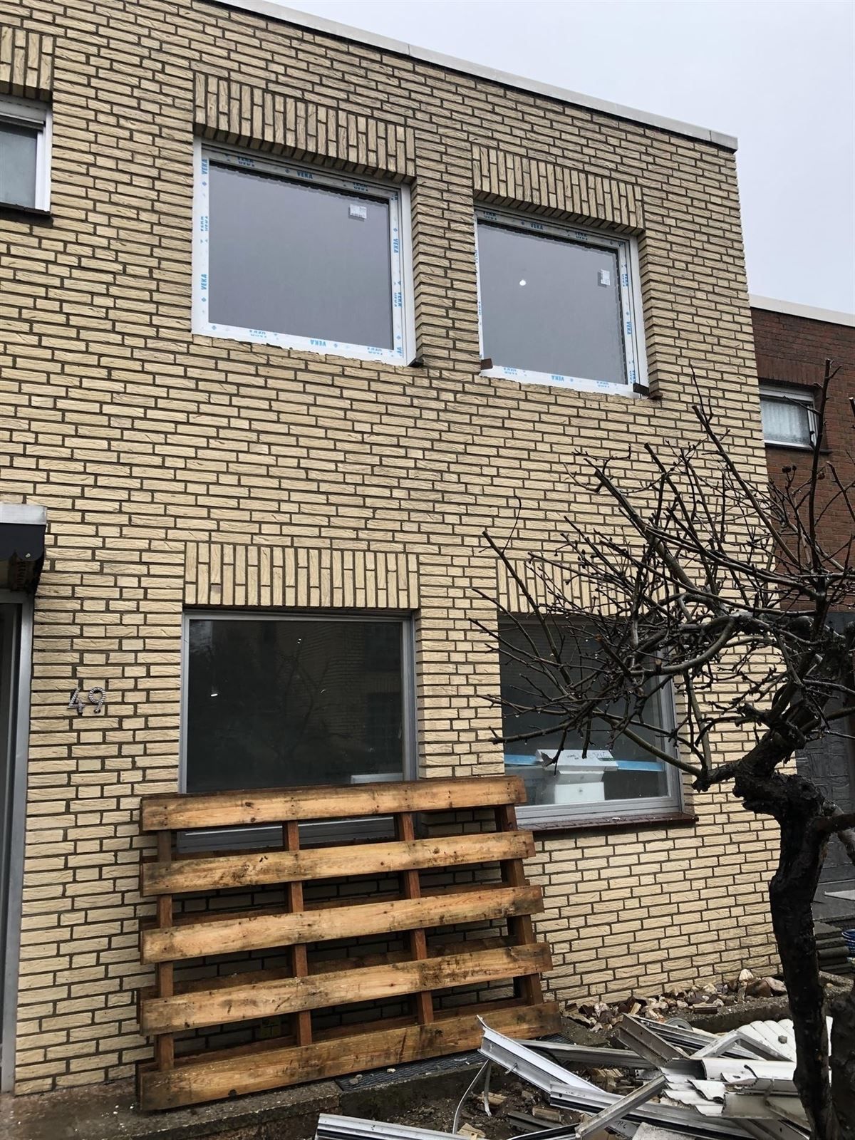 Ein Backsteingebäude mit einer Holzpalette davor