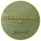 Logotipo de Maison Beauty en un c&iacute;rculo verde oliva con texto dorado y un detalle floral que dice &laquo;Skin Architects by Monika Lao&raquo;