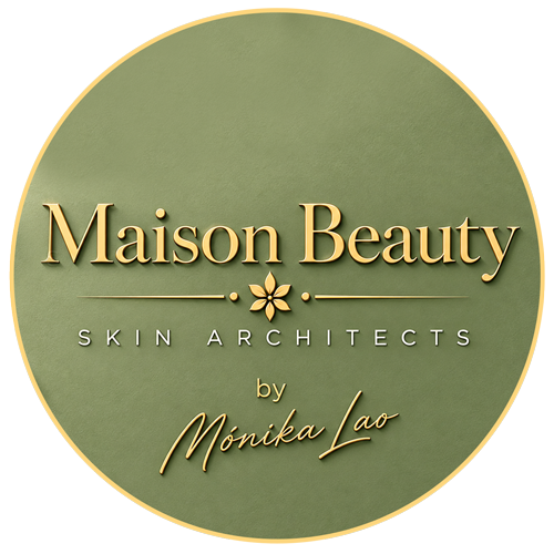 Logotipo de Maison Beauty en un círculo verde oliva con texto dorado y un detalle floral que dice «Skin Architects by Monika Lao»