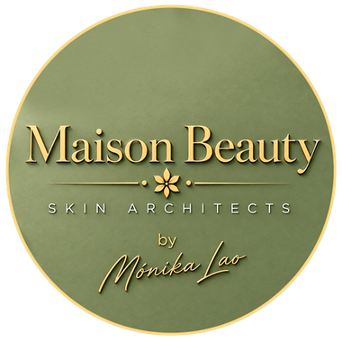 Logotipo de Maison Beauty en un c&iacute;rculo verde oliva con texto dorado y un detalle floral que dice &laquo;Skin Architects by Monika Lao&raquo;