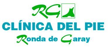 Logotipo de Cl&iacute;nica del Pie Ronda de Caray, con texto verde y azul y un icono de pie verde.
