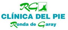 Logotipo de Cl&iacute;nica del Pie Ronda de Caray, con texto verde y azul y un icono de pie verde.