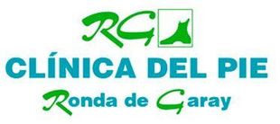 Logotipo de Cl&iacute;nica del Pie Ronda de Caray, con texto verde y azul y un icono de pie verde.