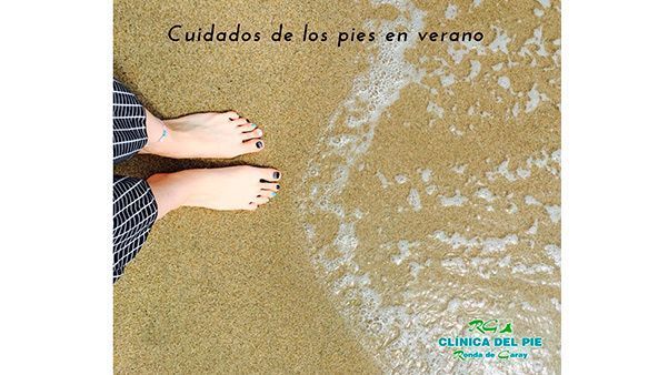 Pies descalzos en la arena junto al agua, con texto “Cuidados de los pies en verano”.