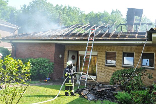 Feuerwehr löscht Brand eines Hauses