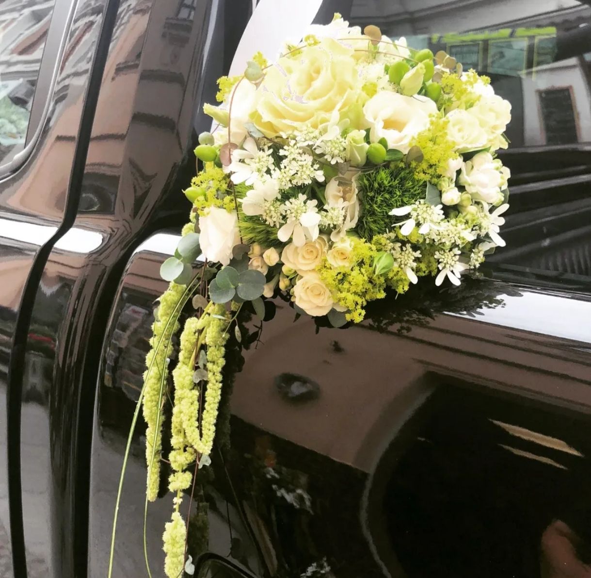 Ein Strauß aus weißen und cremefarbenen Rosen