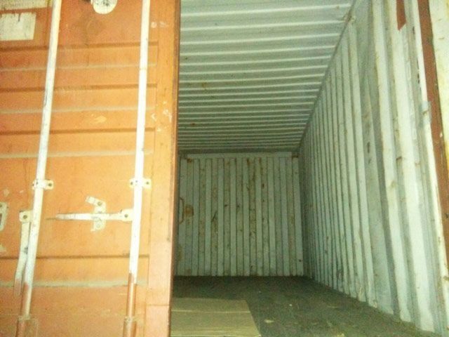 El interior de un contenedor de envío con la puerta abierta.