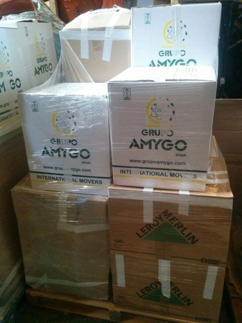 Una pila de cajas con una que dice amigo