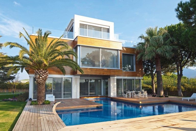 Maison moderne avec des brises soleil