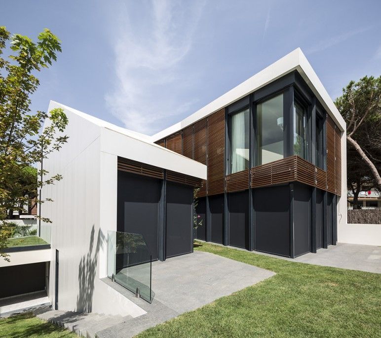 Maison en bois avec un extérieur moderne