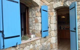 Volets bleus sur maison en pierre