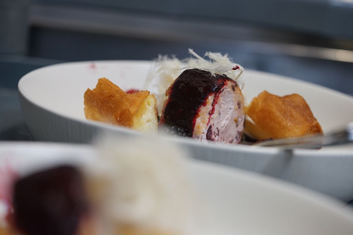 Eine Nahaufnahme von einem Teller mit Essen auf einem Tisch