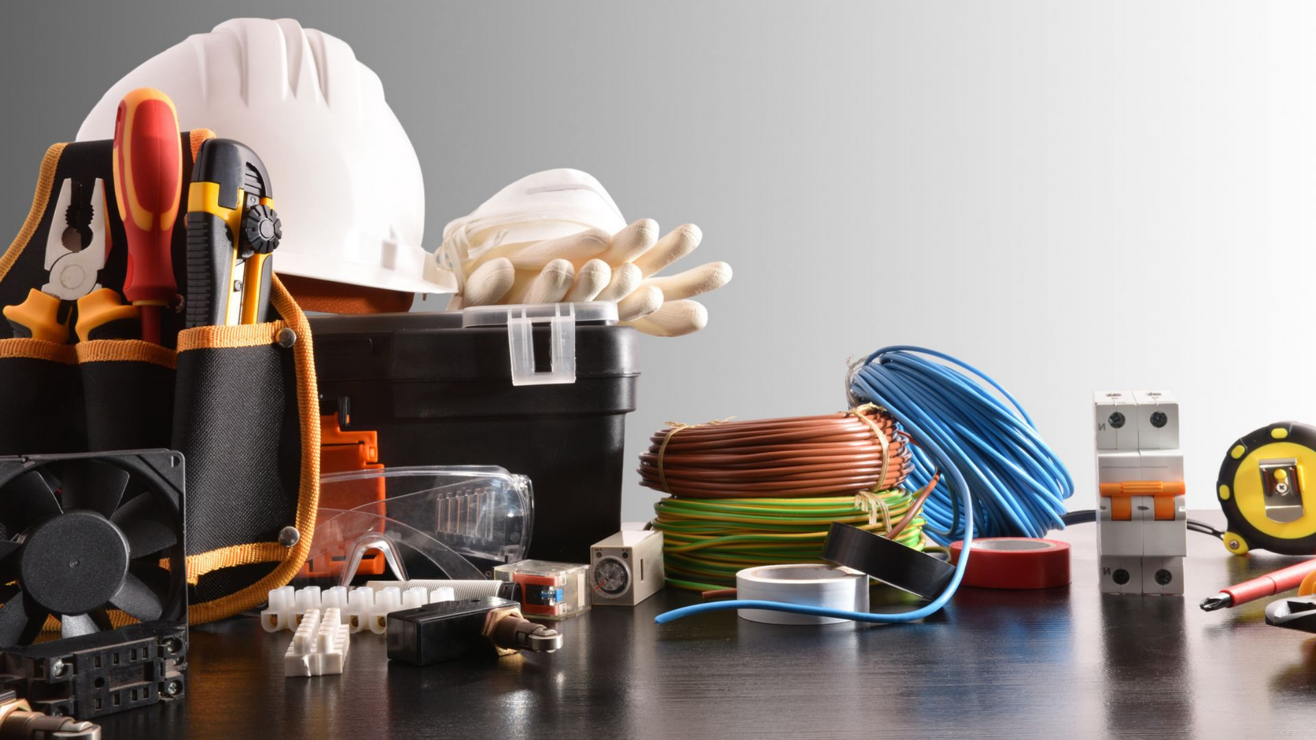 Outils et équipements d'électricien sur une table.