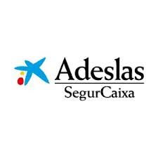 Logotipo de Adeslas SegurCaixa: Estrella azul, texto negro sobre fondo blanco.