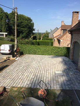 Plaatsen van oprit en pad naast huis Platines kandla grey 21x14x7