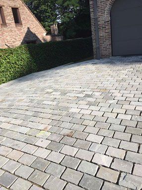 Plaatsen van oprit en pad naast huis