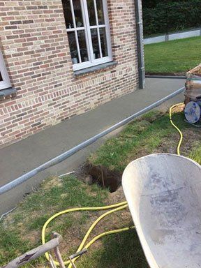 Plaatsen van pad naast huis