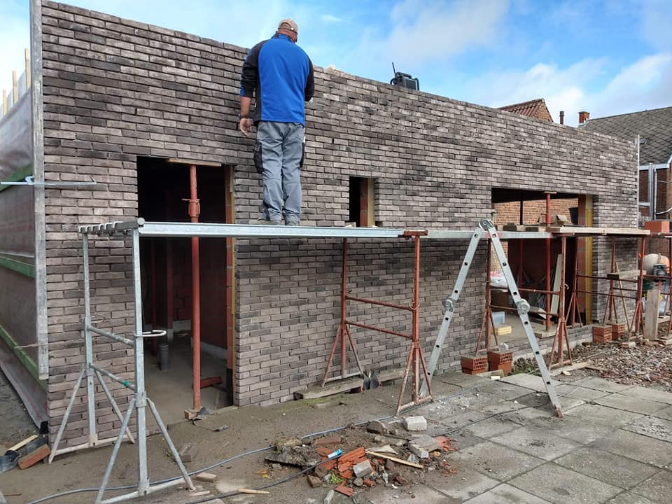 Bijbouw van kapperszaak metsen