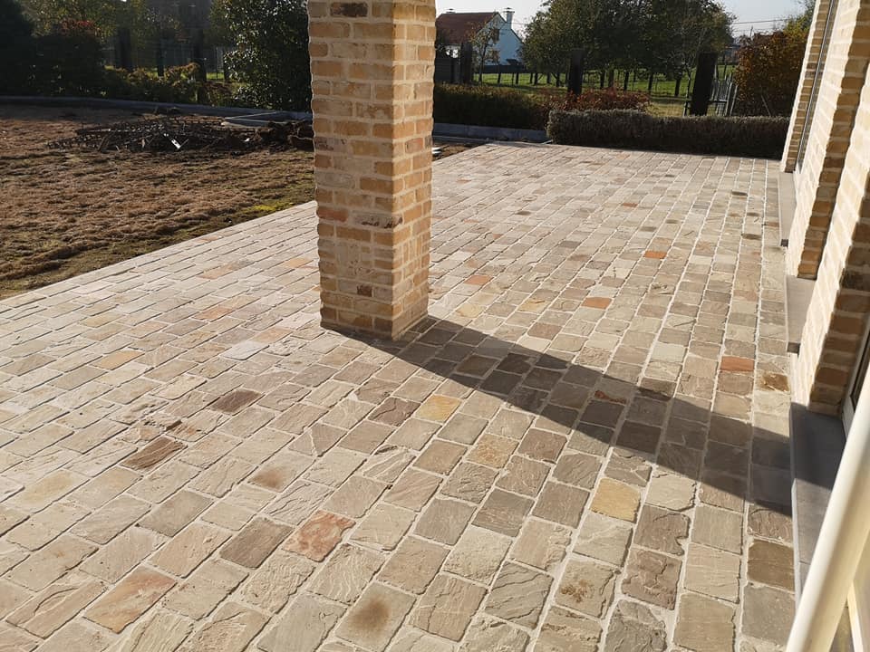 Oprit in platines in kandla grey 21x14 x7 en trap aan voordeur