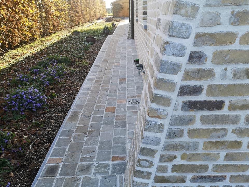Aanleg pad naast huis