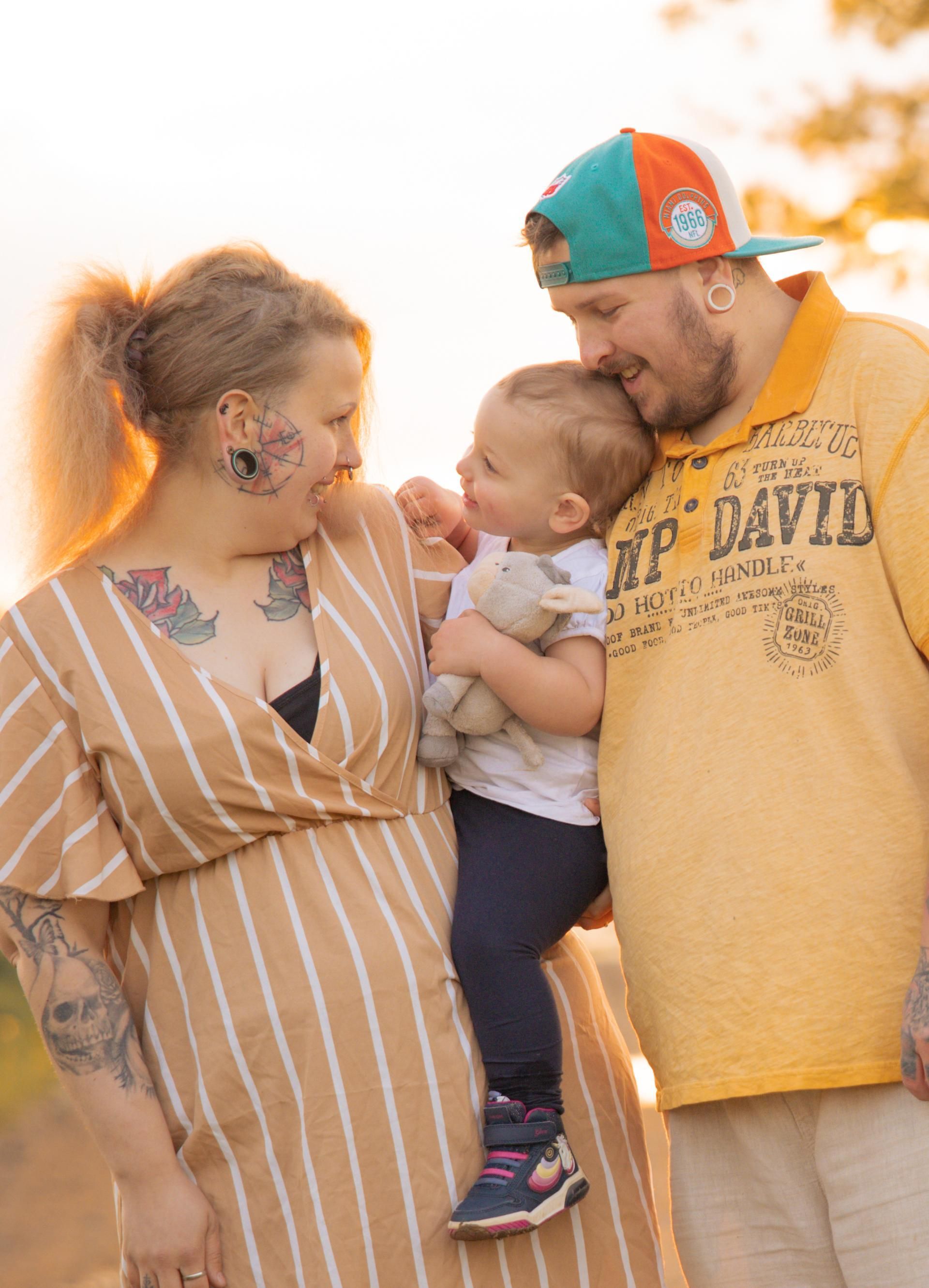Paarshootings bei Mockibby Fotografie - Familie mit deren Baby 