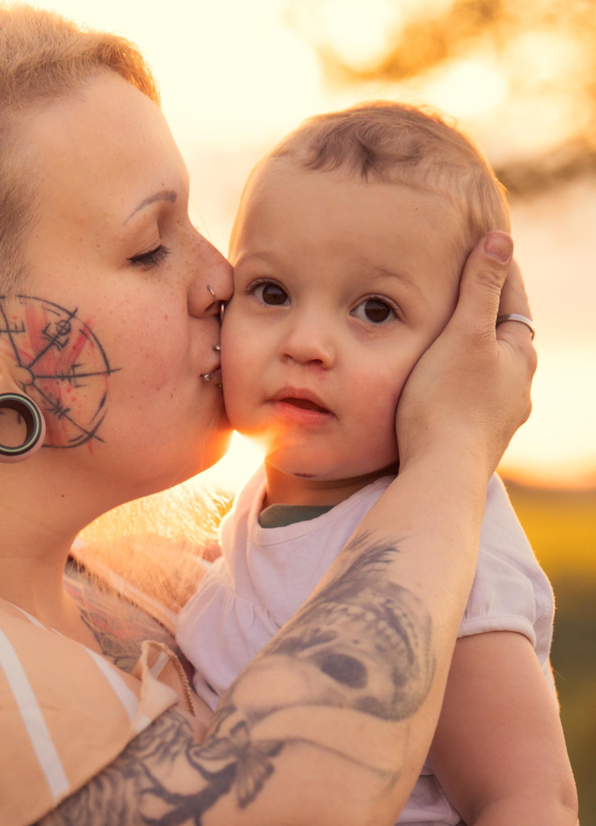 Kinderfotografie eine Mutter die Ihr Kund küsst bei Mockibby Fotografie