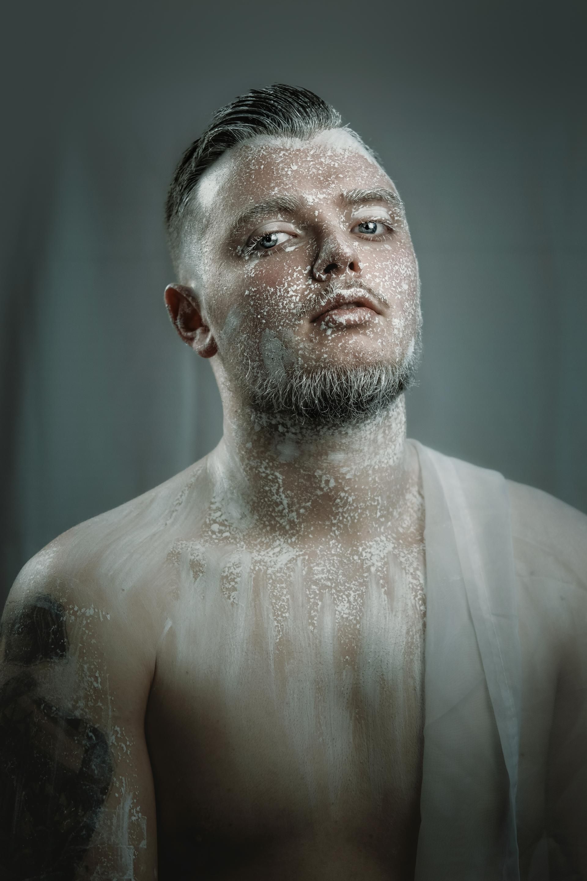 Fantasyfotografie – Mann mit weißer Farbe auf der Haut
