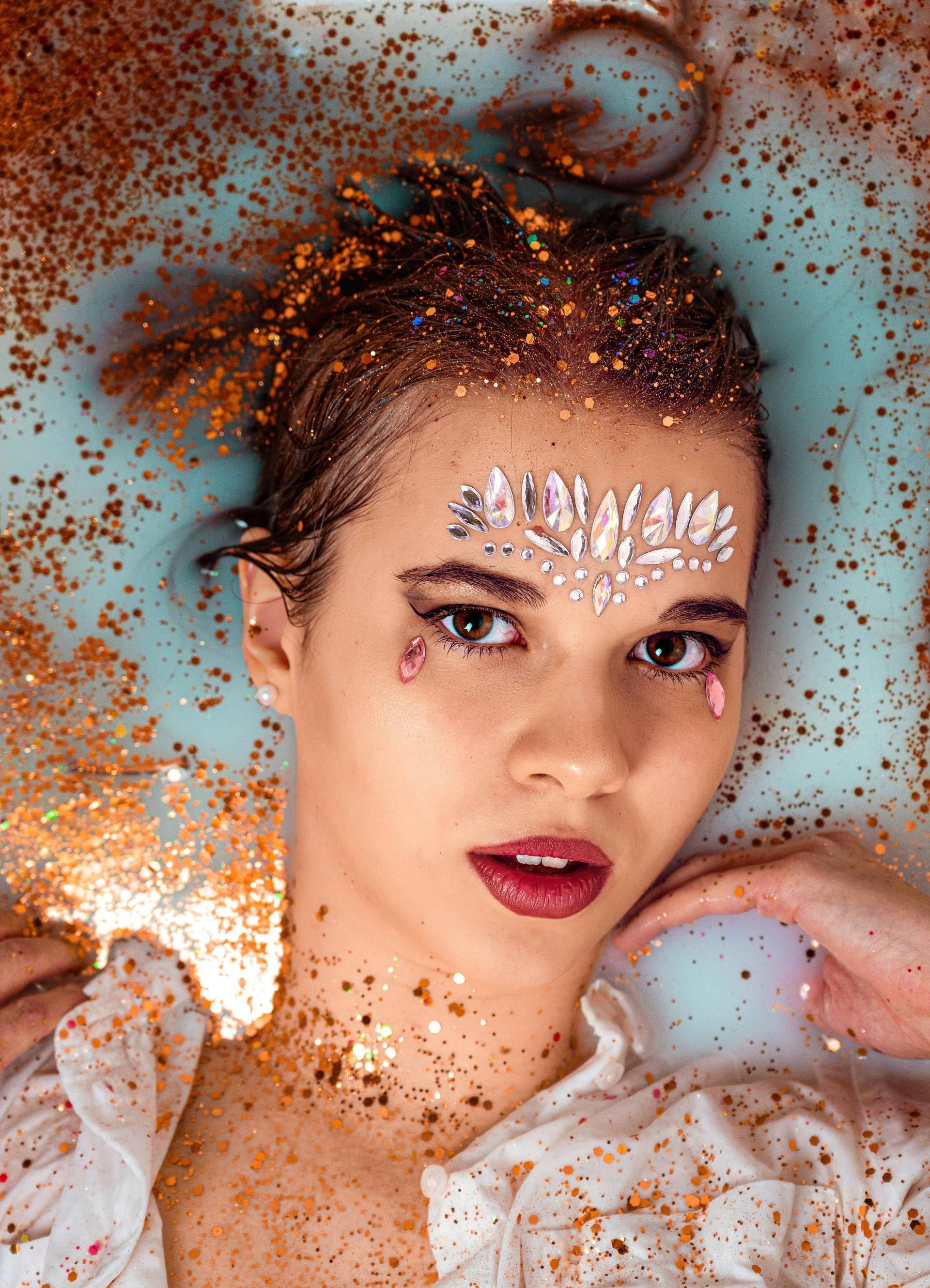Fantasyfotografie – Frau mit goldenen Glitzerakzenten im Gesicht
