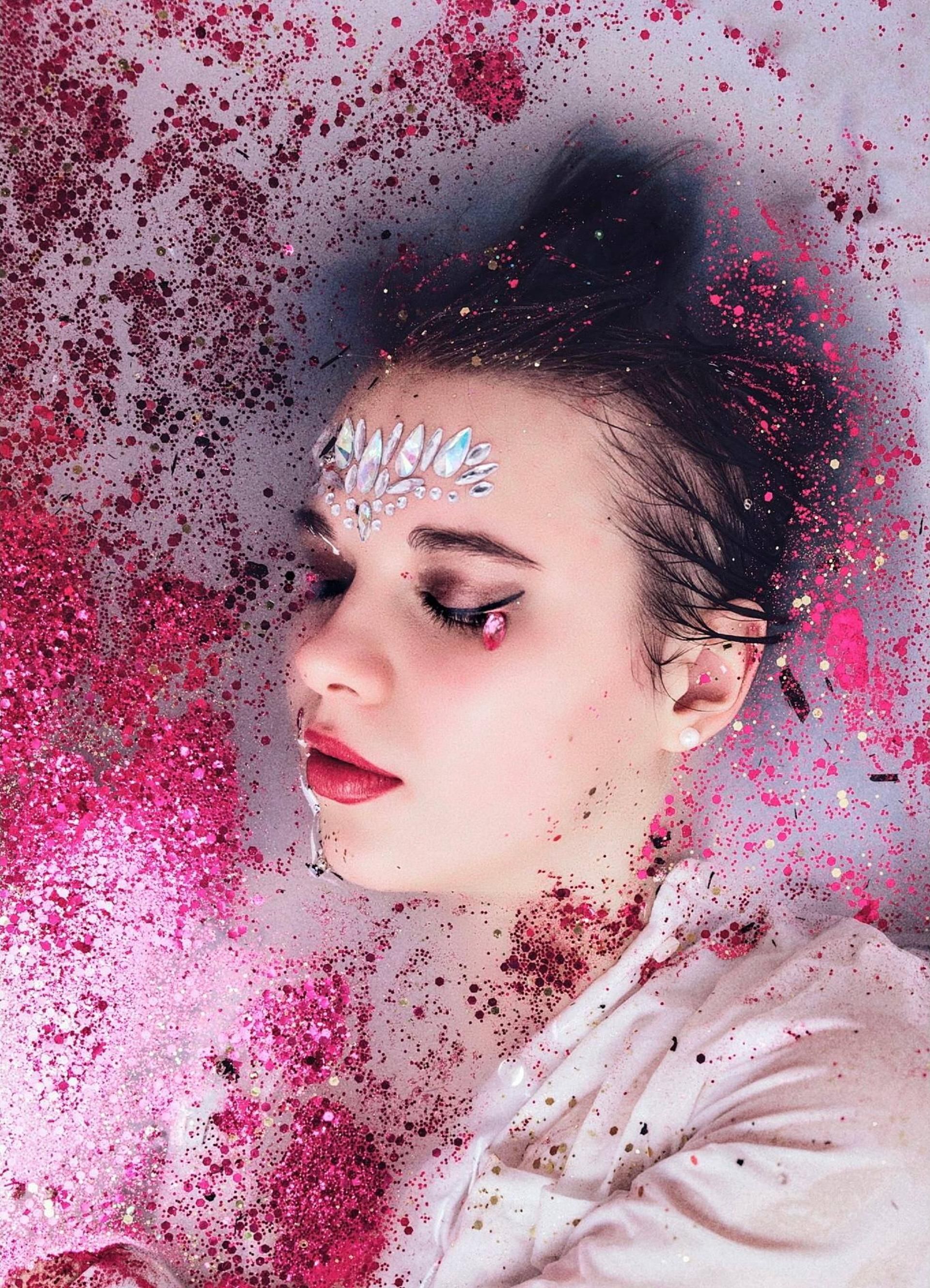 Fantasyfotografie – Frau liegt in pinkem Glitzerbad