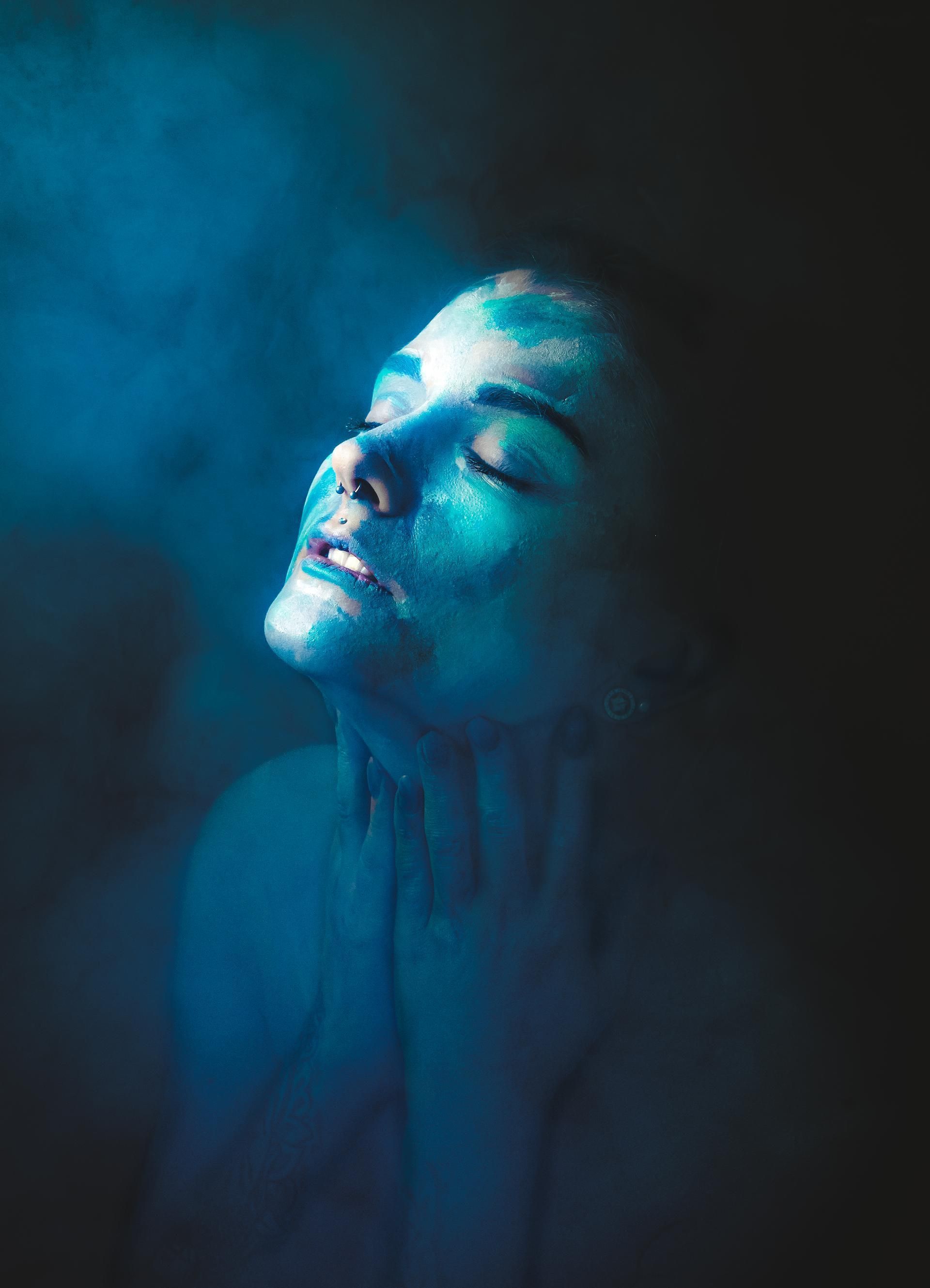 Fantasyfotografie – Frau genießt blaues Lichtspiel
