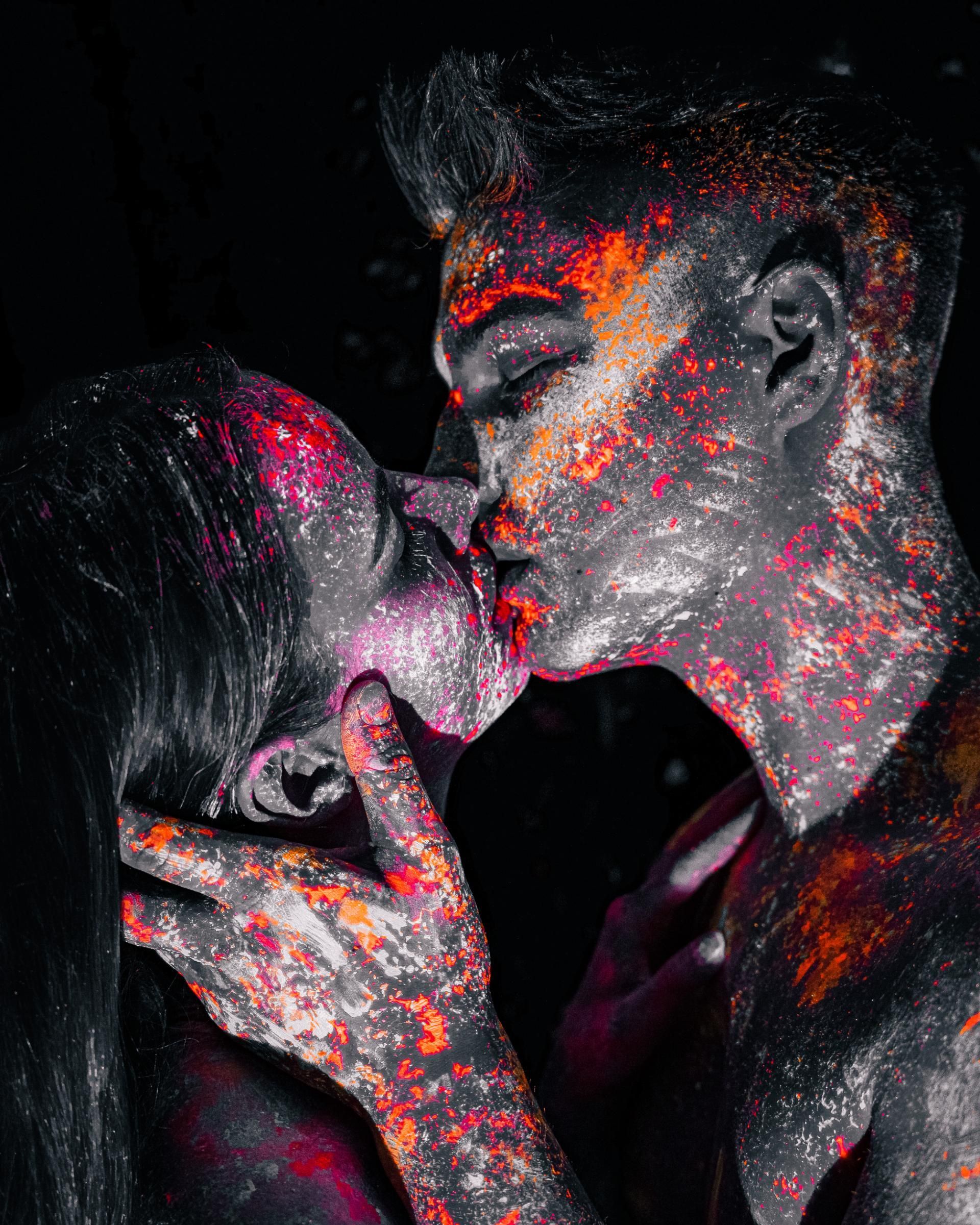 Fantasyfotografie – Ein paar mit Neonfarben im Gesicht
