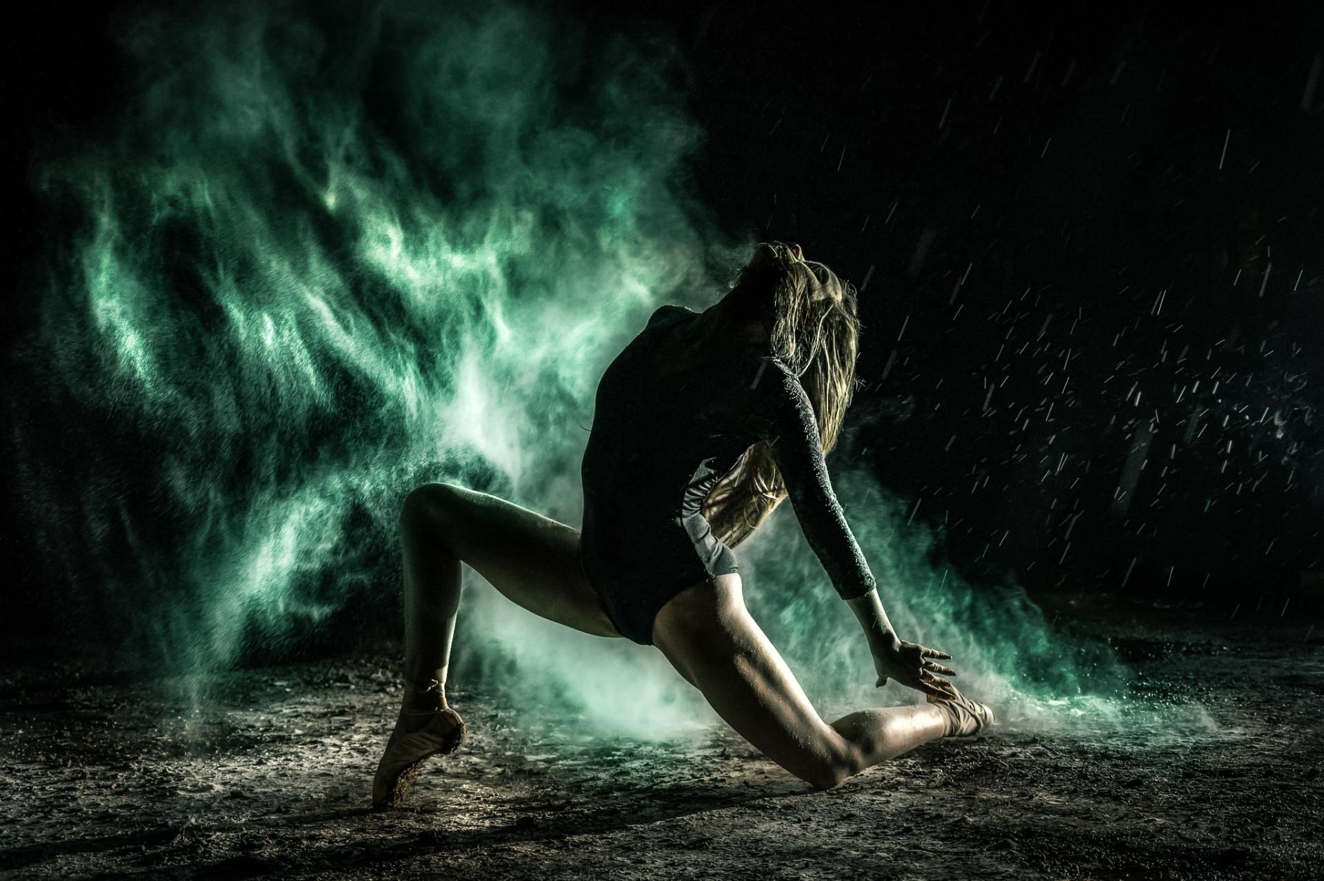 Fantasyfotografie – Frau im Nebel mit grünem Lichteffekt