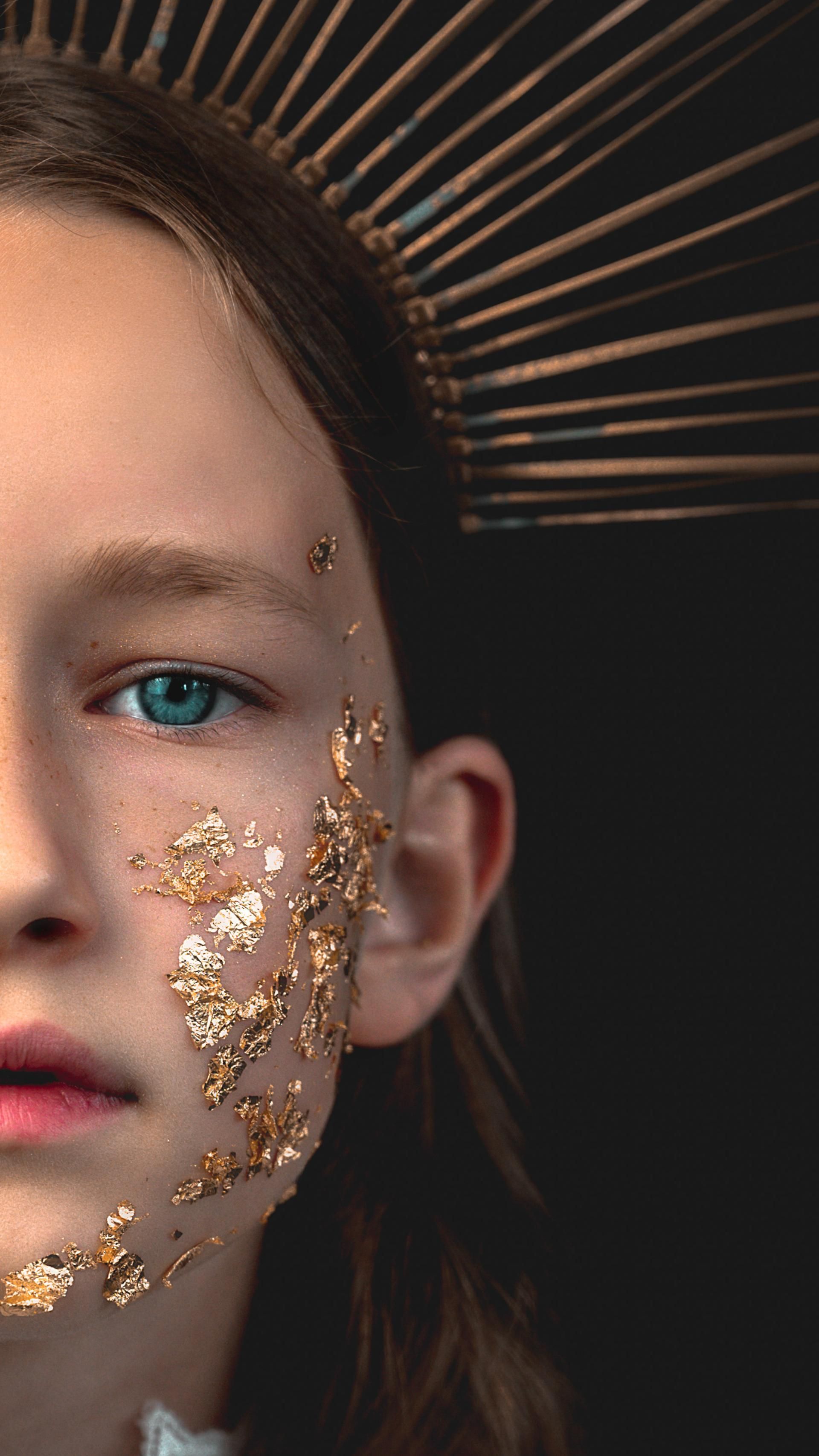 Fantasyfotografie – Mädchen mit goldenen Glitzerelementen im Gesicht

