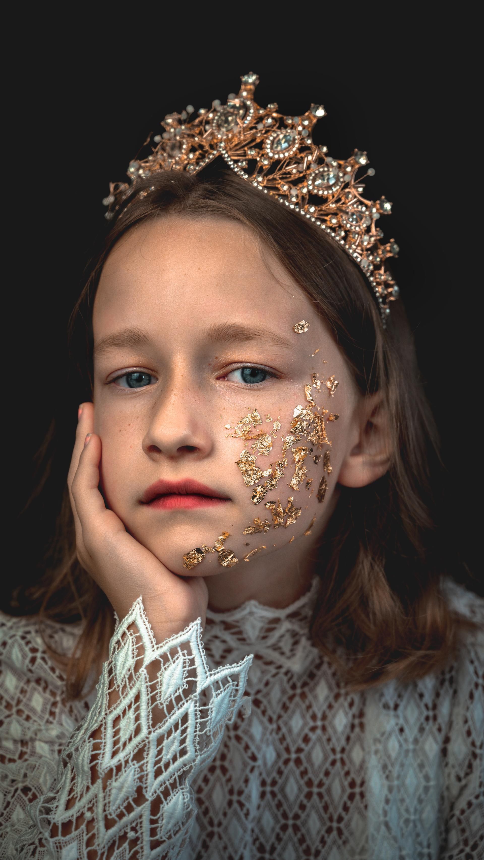 Fantasyfotografie – Porträt eines Mädchens mit goldener Krone
